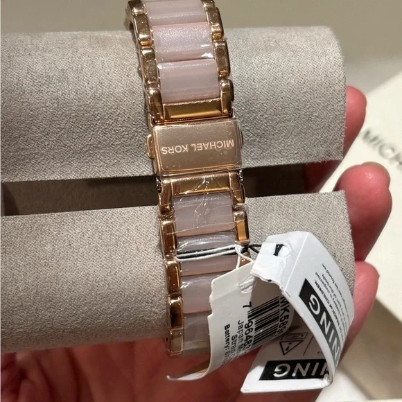 🔥Authentic🔥 Michael Kors Women's Rose Gold Watch - Picture 3 of 5
